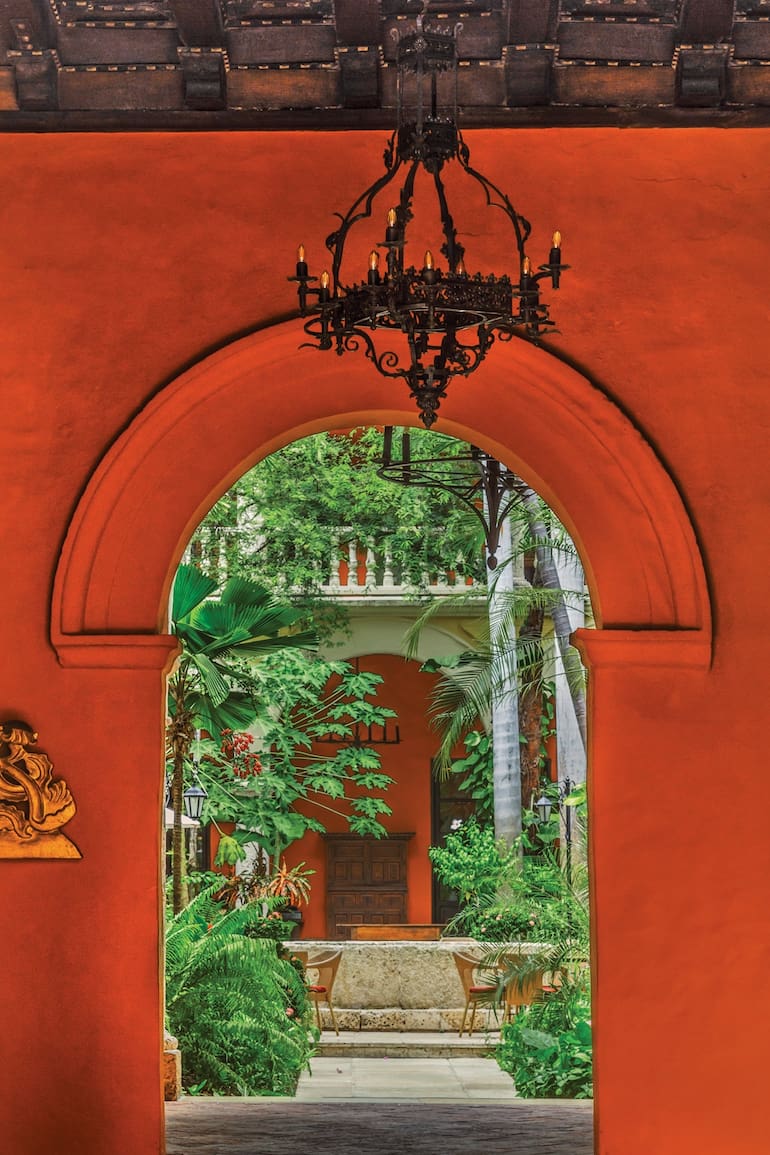 Como parte de la reforma del hotel se sumaron nuevas puertas y ventanas. Antes, el convento de clausura no tenía contacto con la calle