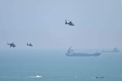 Como parte de los ejercicios militares, helicópteros chinos sobrevuelan la isla de Pingtan