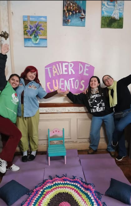 Como parte de los talleres de la Merienda, las voluntarias leen cuentos en voz alta para los chicos