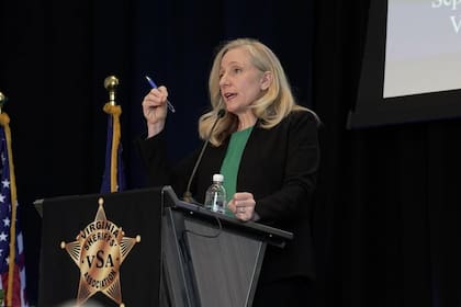 Como parte de su plataforma para las zonas rurales, Spanberger propuso la creación de una Secretaría Estatal de Asuntos Rurales con oficinas satélite en distintas regiones del interior