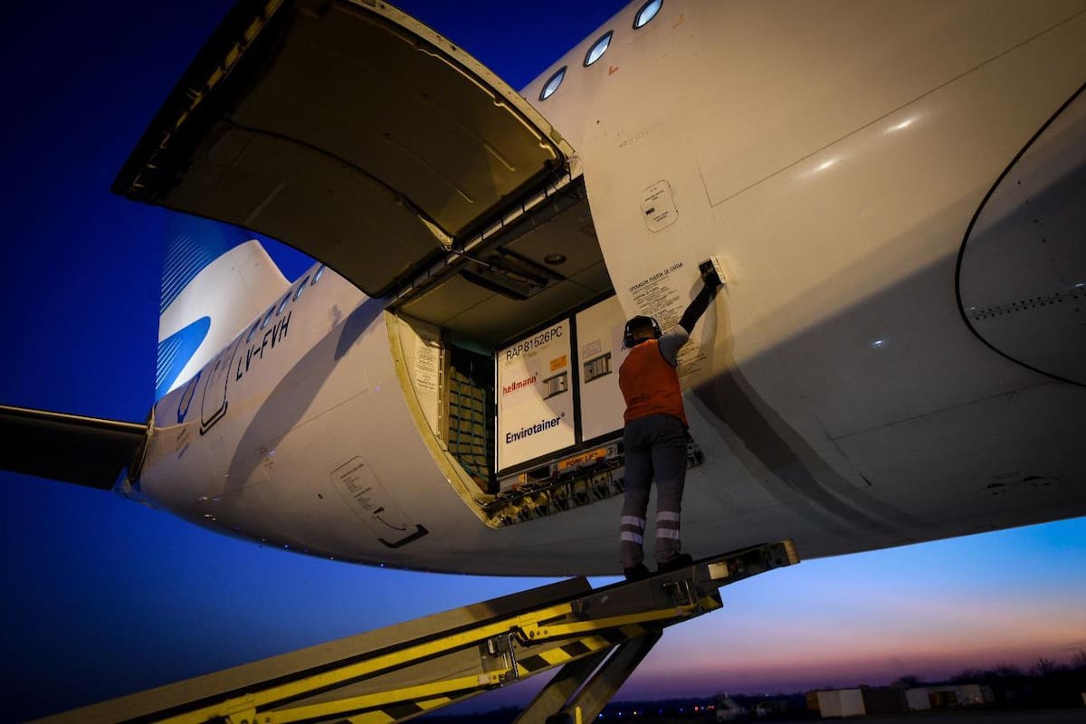 Como parte de un contrato trimestral de 24 millones de dosis, llegaron esta tarde un cargamento de 768 mil vacunas.