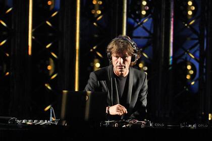 Como parte del ciclo Únicos, Hernán Cattaneo dio una cátedra de House ayer en el Teatro Colón, en el primero de cinco shows, con una orquesta sinfónica e invitados especiales