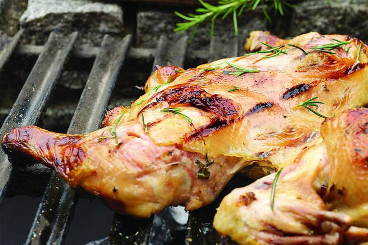 Cómo preparar un pollo a la parrilla