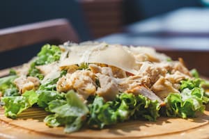 Cómo preparar una rica ensalada césar en tu casa