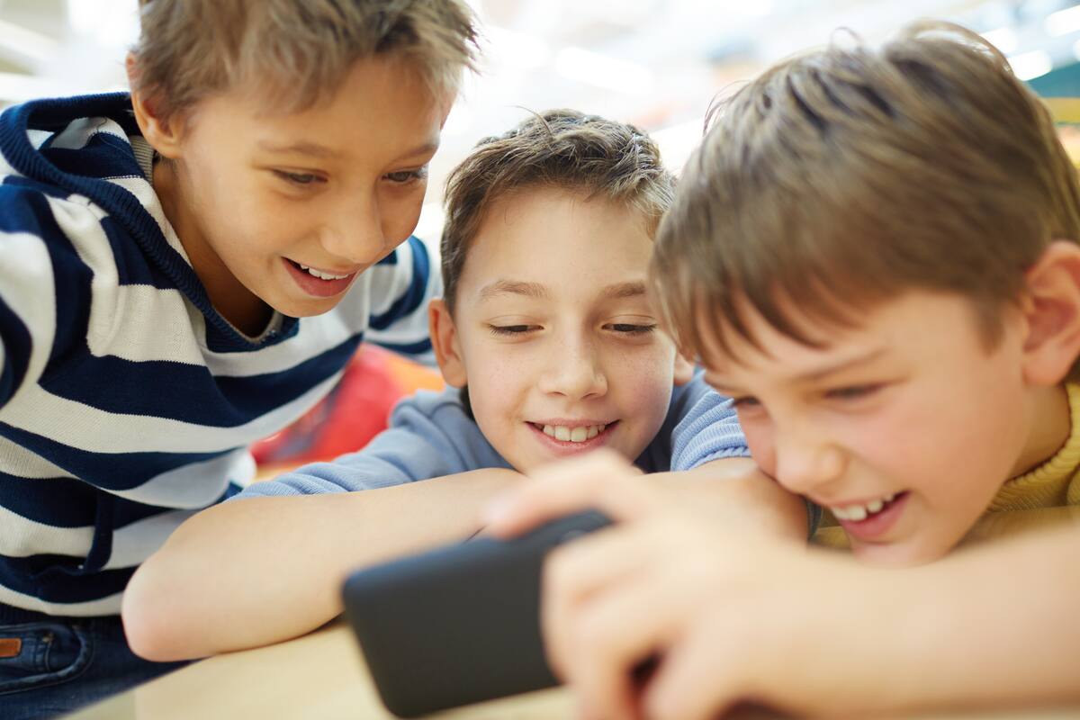 Cómo pueden los padres monitorear las redes sociales de sus hijos