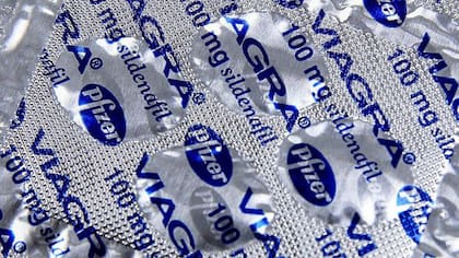Sildenafil, la droga que tiene la Viagra, produce un aumento del flujo sanguíneo hacia el pene para ayudar al hombre a tener una erección.