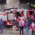 Un camión de bomberos iba a apagar un incendio y chocó con un colectivo y un auto