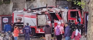 Un camión de bomberos iba a apagar un incendio y chocó con un colectivo y un auto