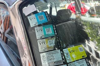 El truco para eliminar los stickers de la VTV vencidos de tu auto