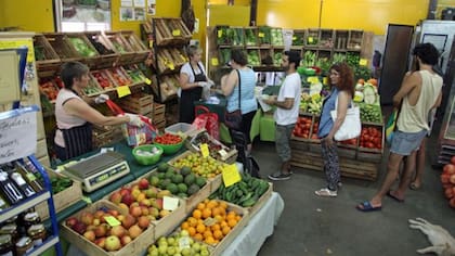 Como reacción a los agrotóxicos, mercados orgánicos como este, en el barrio porteño de Chacarita, han ido creciendo en el país