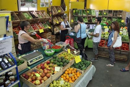 Como reacción a los agrotóxicos, mercados orgánicos como este, en el barrio porteño de Chacarita, han ido creciendo en el país