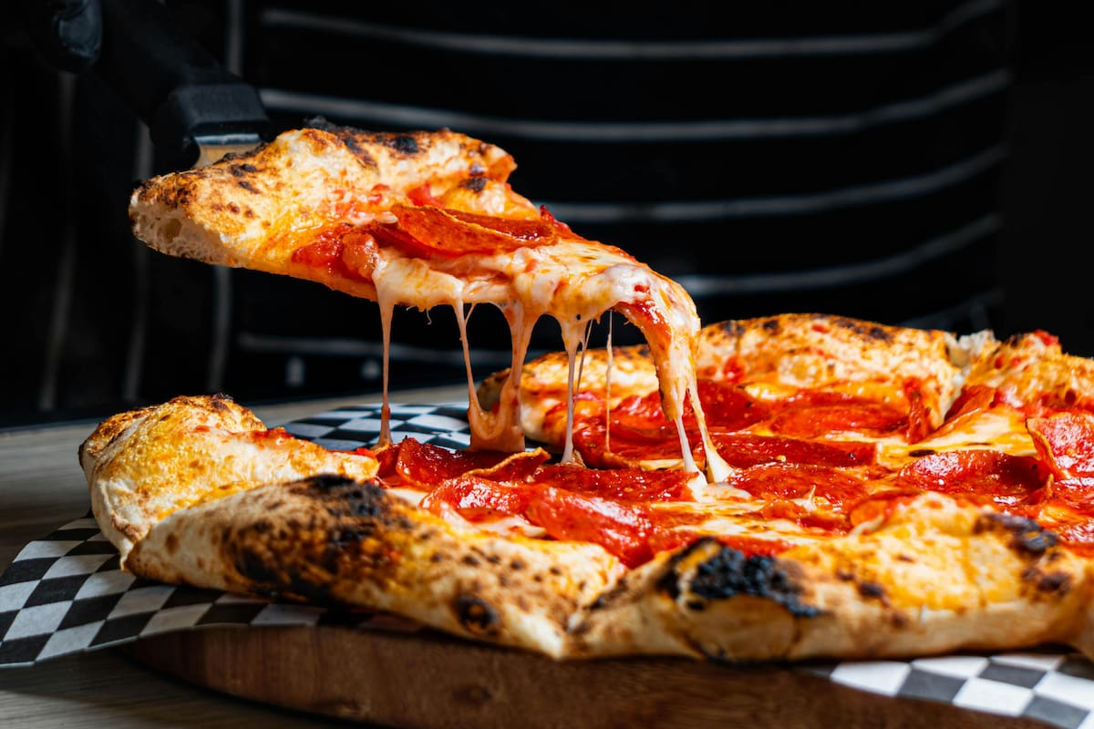 Cómo recalentar la pizza sin necesidad del horno ni el microondas