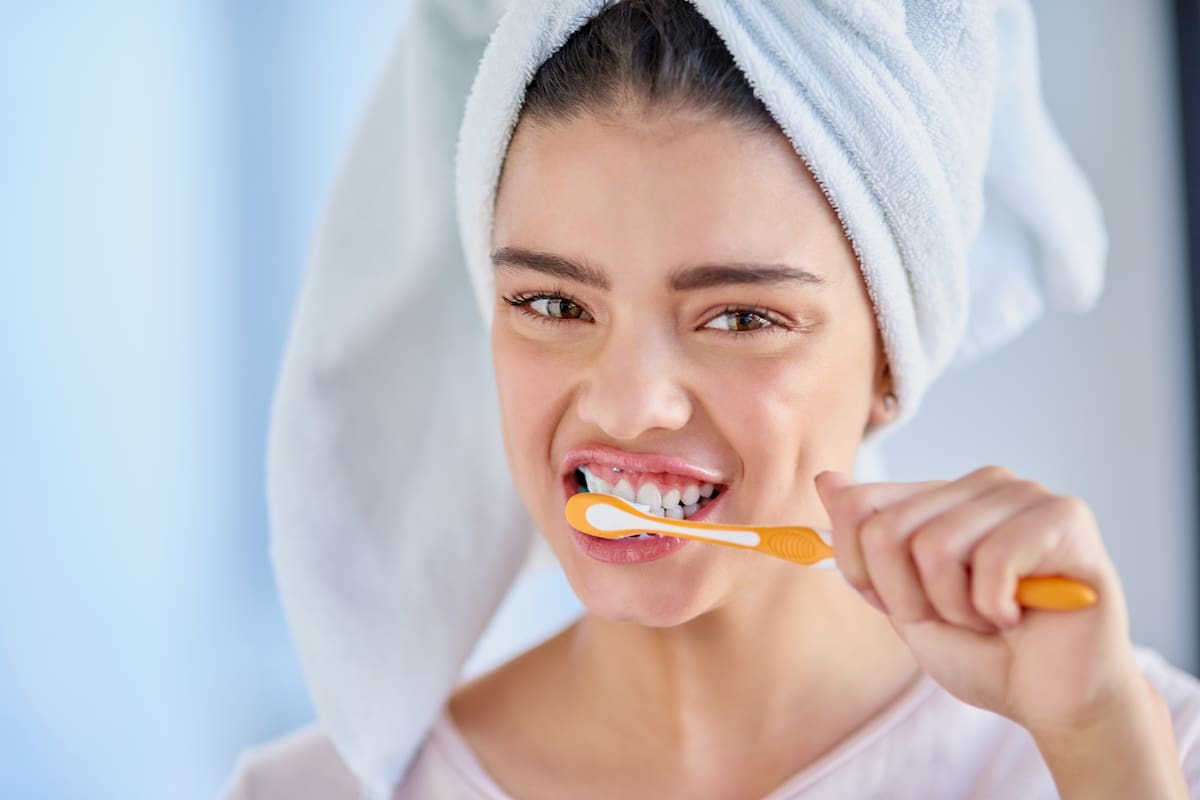 Cómo reducir el mal aliento en la mañana: consejos de odontólogos para afrontar la halitosis