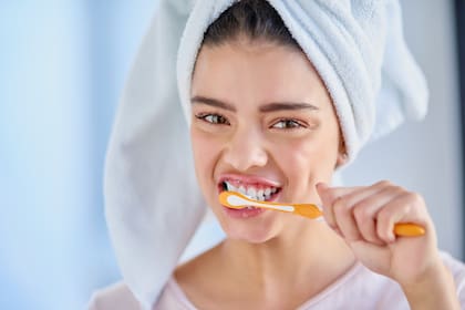 Cómo reducir el mal aliento en la mañana: consejos de odontólogos para afrontar la halitosis
