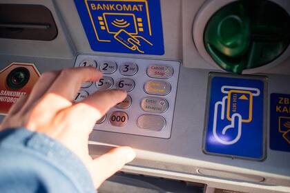 Cómo retirar dólares de un cajero automático