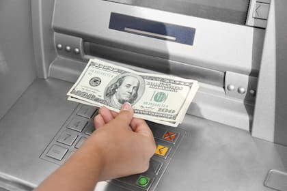 Cómo retirar dólares del cajero automático