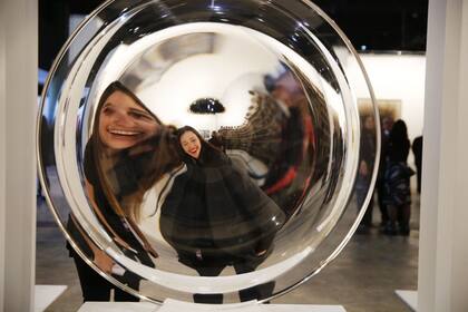 Como Rogelio Polesello con sus obras exhibidas en cada edición de arteBA, los artistas invitan a explorar nuevas maneras de ver la realidad