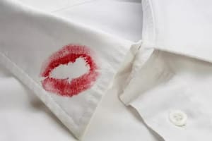 Cómo sacar las manchas de maquillaje de la ropa