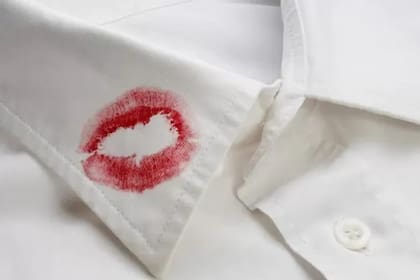 Cómo sacar las manchas de maquillaje de la ropa