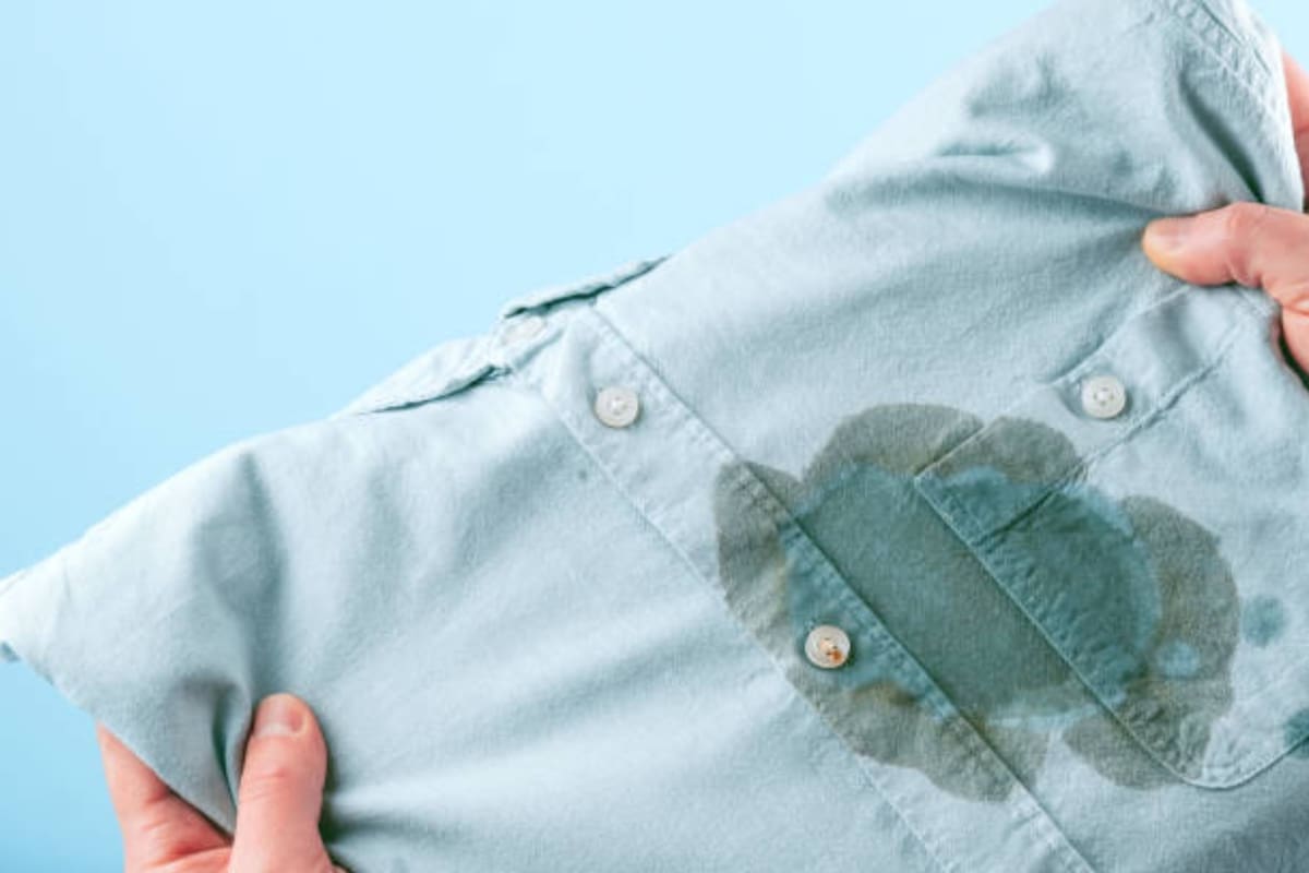 ¿Cómo sacar las manchas de salsa en la ropa de forma rápida y efectiva? (Foto: iStock)
