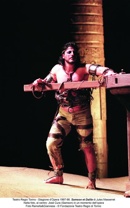 Como Sansón, otro de sus personajes ícono, en el Teatro Regio de Torino (1997)