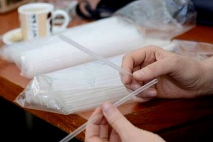 Cómo se fabrican en la Argentina los sorbetes de bioplásticos compostables