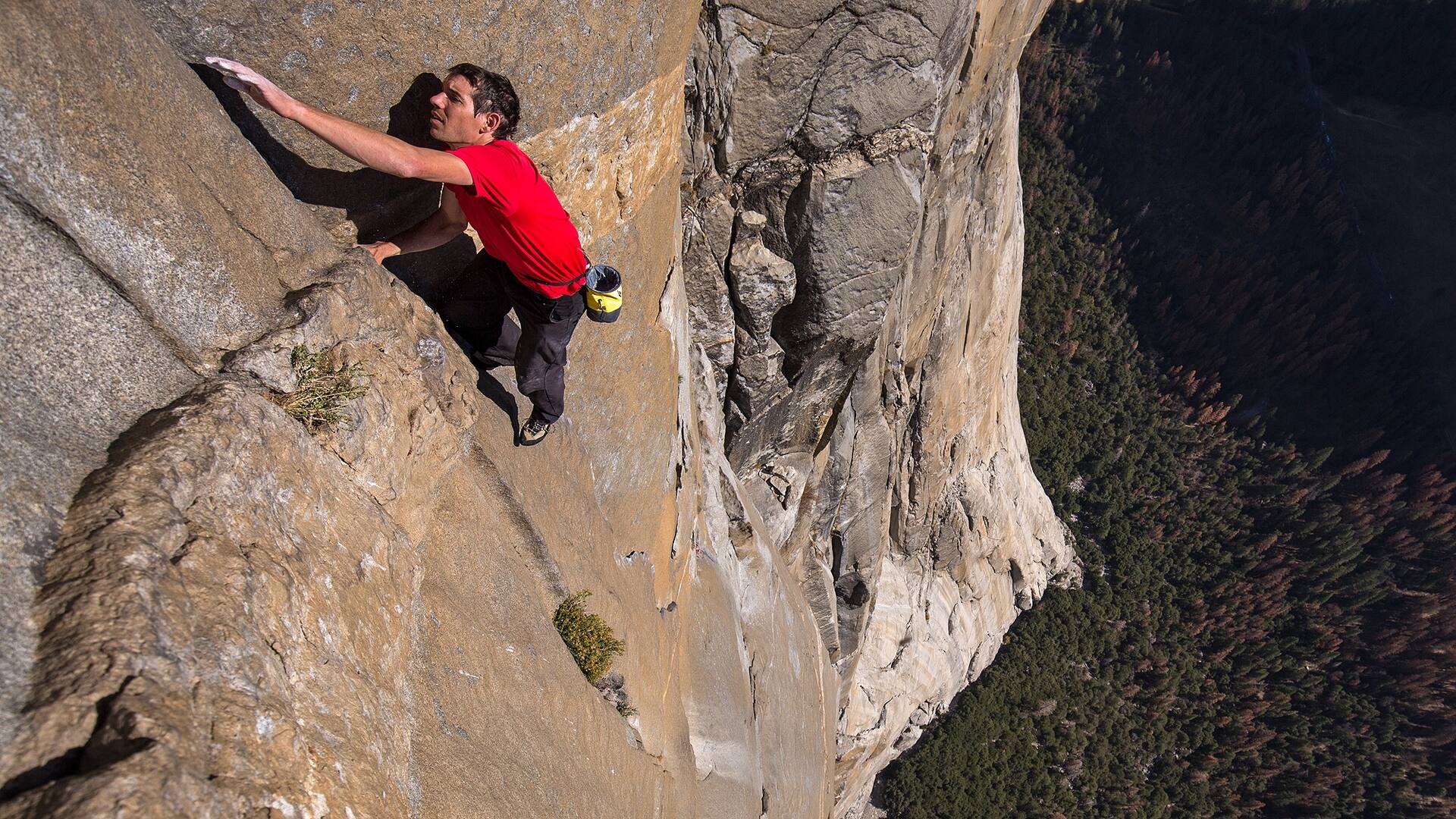 Alex Honnold en su camino a la cima de El Capitán, el logro más grande en la historia de la escalada en solitario libre