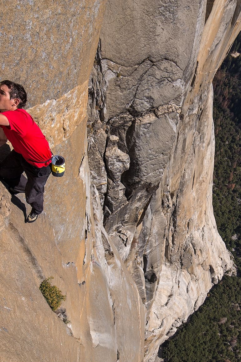Alex Honnold en su camino a la cima de El Capitán, el logro más grande en la historia de la escalada en solitario libre