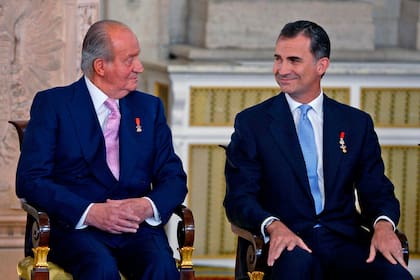 La marcha de Juan Carlos I de España se decidió en una reunión directa entre Felipe VI y su padre, según el diario El País