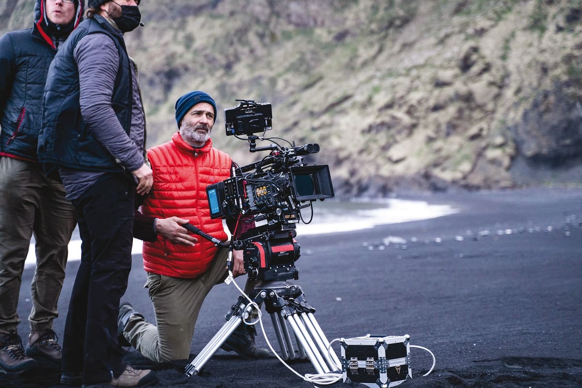 Cómo se prepara la gran industria del cine y la televisión para reactivar la maquinaria creativa y económica, prácticamente frenada por la pandemia. Proyectos, primeros experimentos y futurología