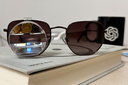 Como se puede ver, los anteojos RizzGPT todavía están en etapa de desarrollo; falta que los diseñadores encuentren cómo disimular la pantalla en los cristales de las gafas