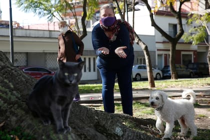 Silvana junto a su perro Fredy y su gato Michel en el Paseo Versalles