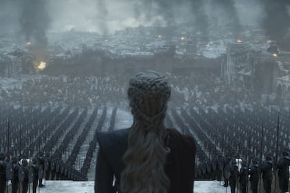 Emilia Clarke en una de las escenas del último episodio de Game of Thrones el programa más nominado en la historia de los Emmy
