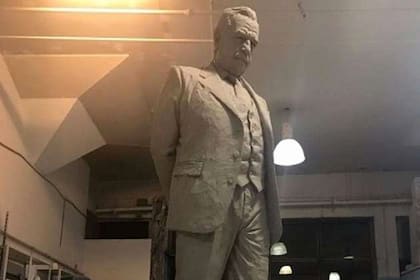 Cómo será la estatua de Raúl Alfonsín que inaugurarán en La Plata