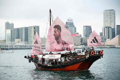 Como si faltara difusión para un amistoso que ya tiene localidades agotadas, una embarcación expone a Lionel Messi en la bahía de Hong Kong, donde tampoco quedan entradas para asistir a un entrenamiento de Inter Miami.
