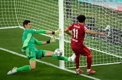 Como si fuera un arquero de handball, Tibaut Courtois cubre todo su arco y evita el gol de Mohamed Salah