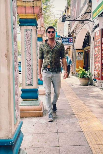 Como si fuera una pasarela urbana, Santiago "desfila" por una de las calles de Kuala Lumpur para la cámara de Dolo.