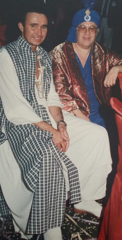Como si fueran dos beduinos, Alfredo Etchegaray junto al millonario brasileño Gilberto Scarpa