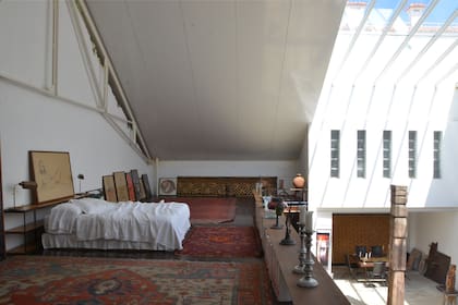 Como si se tratara de un altillo, en el dormitorio todo se apoya en el piso, como los cuadros o los biblioratos que llenan una estructura que también es baranda y se ve de ambos lados en estas fotos. Las alfombras turcas le dan calidez y carácter al ambiente más despojado de la casa.