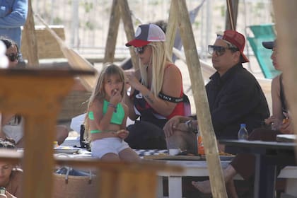 Como siempre, Wanda viajó con su asistente y amigo personal Kennys Palacios, quien combinó su short de baño con una camisa negra y gorrita