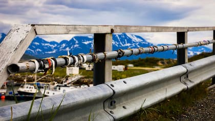 Como símbolo de la iniciativa, los residentes de Sommarøy colgaron sus relojes de mano en el puente que conecta con la isla