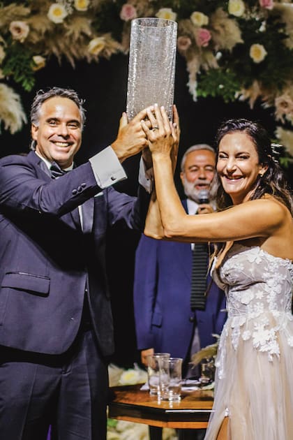 Como símbolo de su unión, el matrimonio mezcló tierra de Argentina y de Chile en un jarrón de vidrio.