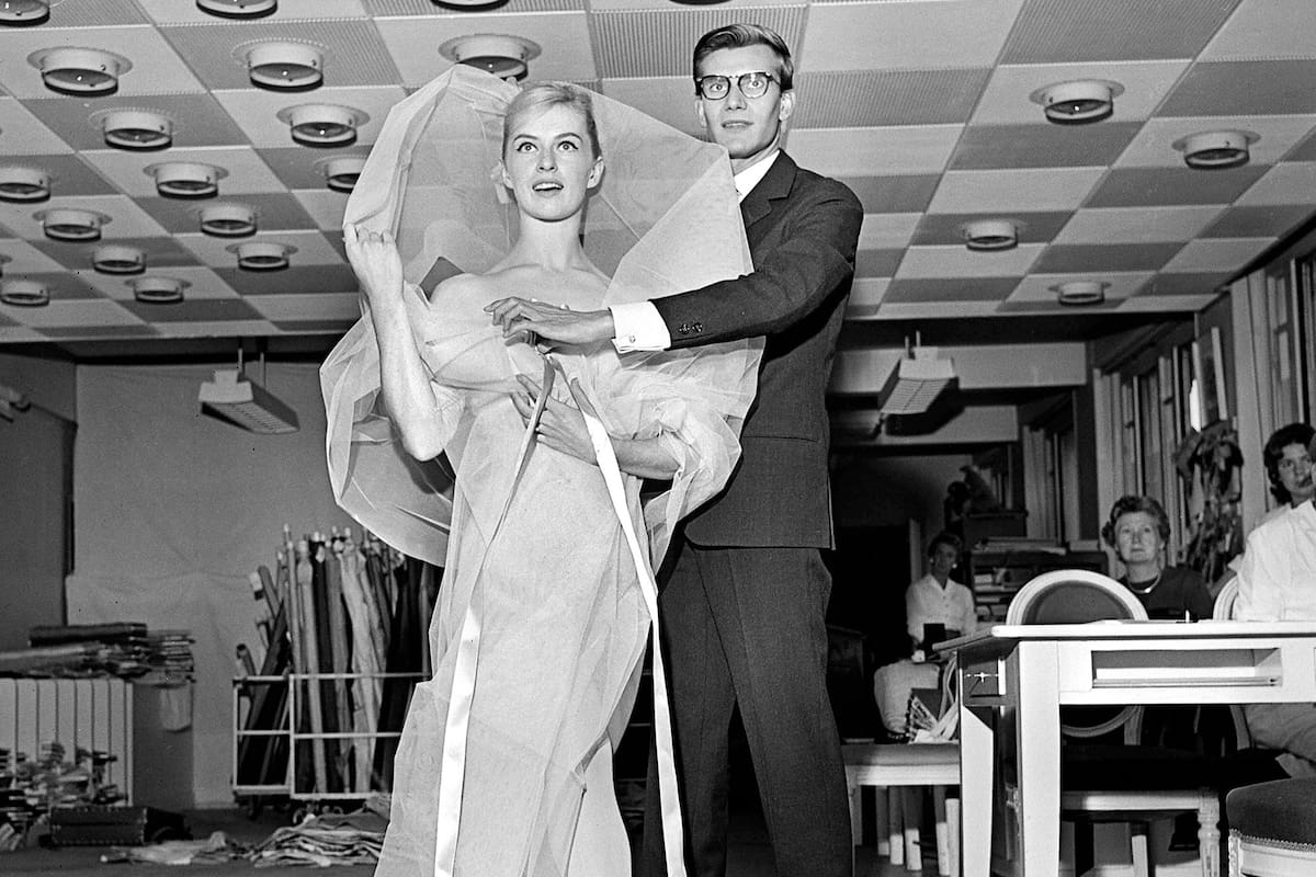 Cómo son las herencias de las casas más famosas en la industria de la moda. Cuando un director creativo deja su puesto surge la gran encrucijada: ceder su trono a otros, o ser devorado por grandes grupos económicos