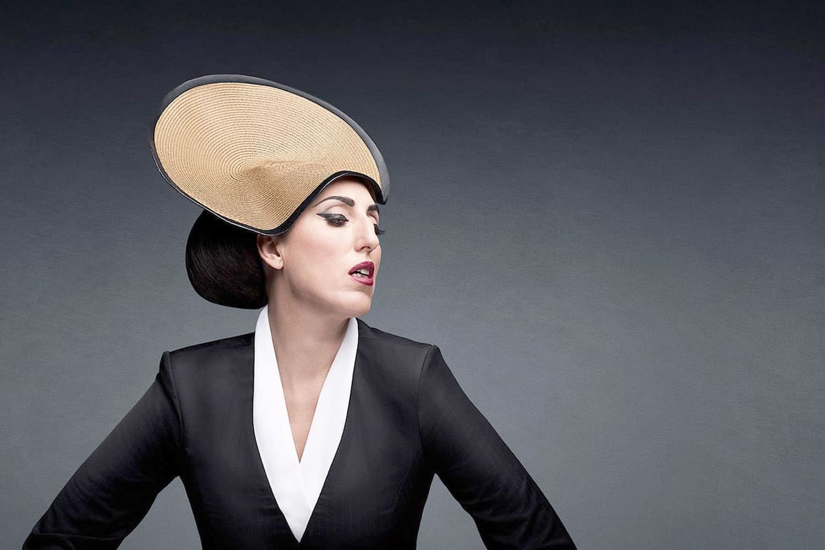 Cómo son las “mini esculturas para la cabeza” que llegan del barrio de Palermo a distintos países; en la imagen la actriz Rossy de Palma con un fascinator de Flor Tellado
