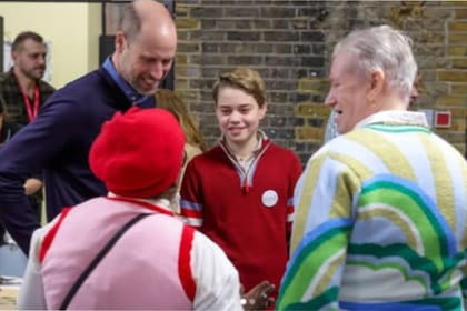 Como su mamá Diana lo hizo con él: el príncipe Guillermo llevó a su hijo a un refugio para personas sin hogar.