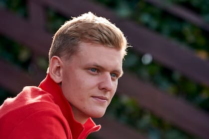 Como su padre Michael, Mick Schumacher tendrá a los 22 años su estreno en la Fórmula 1; el heredero del séptuple campeón del mundo logró los títulos de Fórmula 3, Fórmula 2 y a pesar de correr con Haas la mitad del sueldo lo abona Ferrari