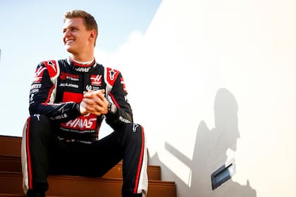 Como su padre Michael, Mick Schumacher tendrá a los 22 años su estreno en la Fórmula 1; el heredero del séptuple campeón del mundo logró los títulos de Fórmula 3, Fórmula 2 y a pesar de correr con Haas la mitad del sueldo lo abona Ferrari