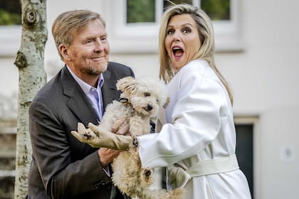 Como sucede cada vez que hay fotos oficiales en familia, el perro Mambo se convierte en el centro de todas las miradas y las risas.