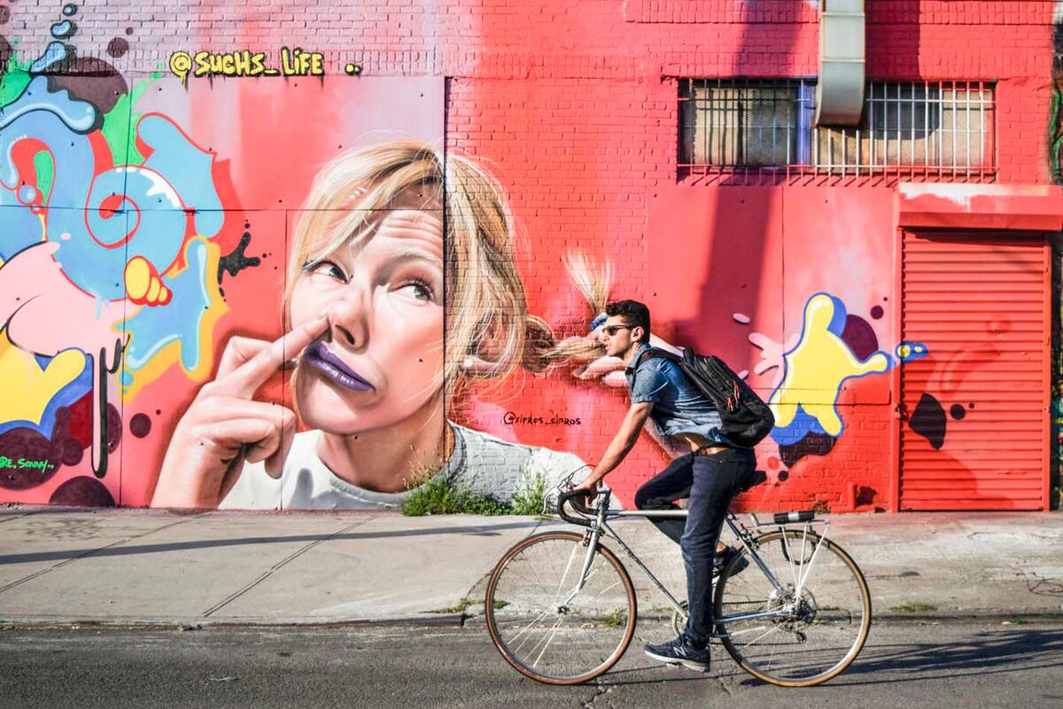 Como sucedió hace décadas con el Soho y luego con Williamsburg, los artistas descubrieron esta zona industrial de Brooklyn y la convirtieron en una gran galería a cielo abierto: murales, grafitis y ateliers que atraen a locales y turistas. Y, también, a oportunistas inmobiliarios.