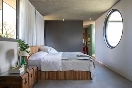 Como toda la casa, la suite tiene piso de hormigón alisado hecho in situ y carpinterías de aluminio con tratamiento microtexturado.